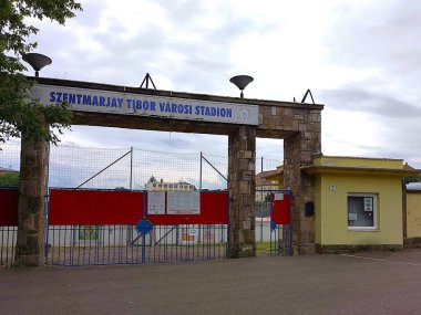 Eğer, Heves, Macaristan, 5 Ağustos 2024: Szentmarjay Tibor Varosi Stadyumu 'na giriş kapısı, Egri FC futbol takımına ev sahipliği yapmaktadır. Egri Futbol Kulübü. Macar Futbolu