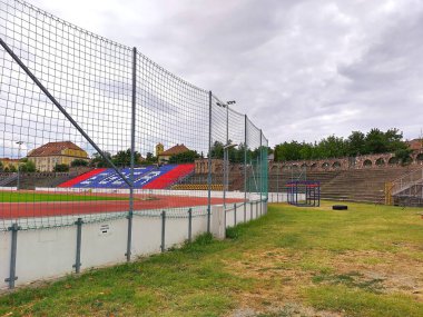 Eğer, Macaristan, 5 Ağustos 2024: Szentmarjay Tibor Varosi Stadyumu 'nun içinde, futbol takımı Egri FC' nin 6 bin kişilik kapasitesine ev sahipliği yapan bir stadyum. Tarihi ve modern stantların manzarası. Maceraperestlik. Egri Futbol Kulübü