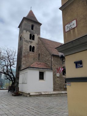 Viyana, Avusturya - Nisan 07, 2025: Romanesque Ruprechtskirche veya St. Rupert Kilisesi, Viyana 'nın en eski kilisesi ve Salzburg' lu Aziz Rupert 'a ithaf edilmiştir.).