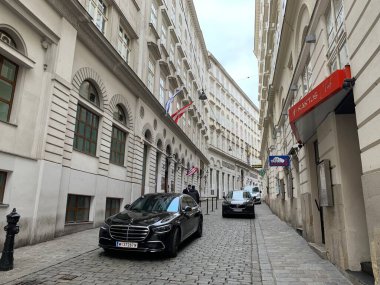 Viyana, Avusturya - Nisan 07, 2025: Stadttempel veya Seitenstettengasse Tapınağı, Viyana 'nın şehir merkezinde dar bir yolda bulunan ana Yahudi Topluluğu Ortodoks Sinagogu. Karşı sitedeki barlar ve kafeler .