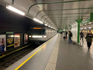 Viyana, Avusturya - 07 Nisan 2025: Schwedenplatz metro istasyonu platformu, U4 numaralı metro treni. Dokunsal zemin göstergeleri ve sarı boyalı üçüncü ray görünür..