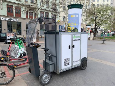 Viyana, Avusturya - 07 Nisan 2025: Lime Logistikpartner tarafından işletilen Avusturyalı elektrikli mikro dağıtım aracı Jumug CargoScooter,.  