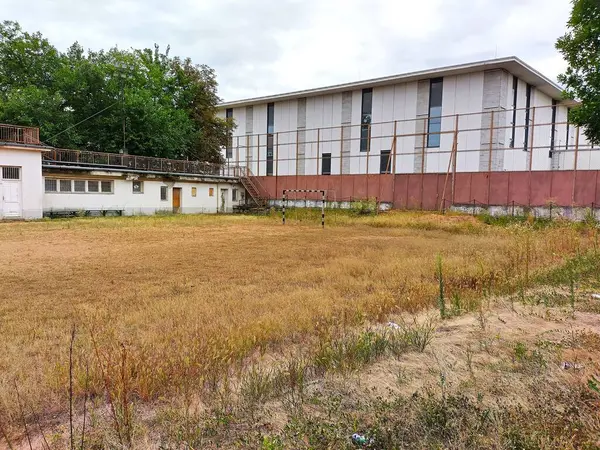 Eğer, Macaristan, 5 Ağustos 2024: Macar kenti Eger 'deki aşırı gelişmiş, kurak futbol sahası. Spor tesisi kötü durumda..