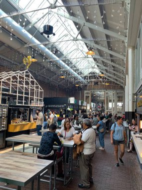 Amsterdam, Hollanda - 15 Eylül 2023: Foodhallen bir dizi yüksek kaliteli konsepte ve yemek sevenler için bilinen bir isme ev sahipliği yapmaktadır. Bir şehrin eşsiz yemek kültürünü düzenliyor ve insanları ikonik yerlere bağlıyorlar..