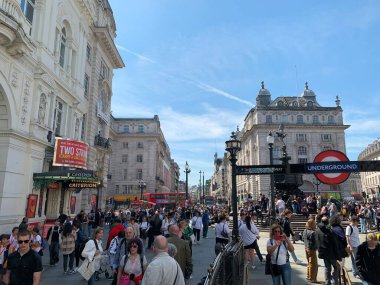 Londra, İngiltere, Birleşik Krallık - 08 Mayıs 2024: Yoğun sokak hayatı ve Piccadilly Sirki 'nin metro istasyonunun girişindeki renkli koşuşturma ve koşuşturma.