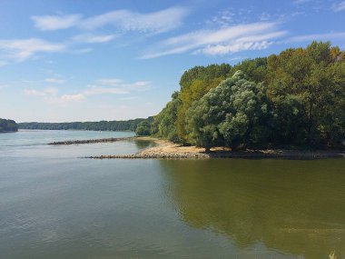 Bratislava, Slovakya - 4 Eylül 2016: Slovakya ve Avusturya sınırındaki Tuna ve Morava nehirlerinin kesiştiği noktada Devin Kalesi 'nin kalıntılarından görüntü. Alüvyon manzarası, taş oyukları..