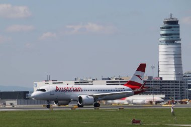 Schwechat, Aşağı Avusturya - 20 Nisan 2025: Avusturya Arilines OE-LZQ Airbus A320-271N Viyana Uluslararası Havaalanı 16 numaralı pistten kalkıyor. Arka planda ayırt edici kule binası.