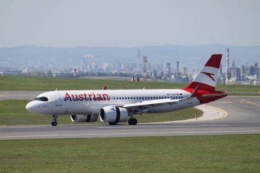Schwechat, Aşağı Avusturya - 20 Nisan 2025: Avusturya OE-LZR Airbus A320-271N geri çekiliyor ve Viyana Uluslararası Havaalanı 16..