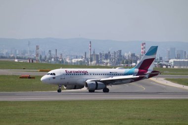 Schwechat, Aşağı Avusturya - 20 Nisan 2025: Eurowings 9H-EXS Airbus A319-132 geri sayım ve Viyana Uluslararası Havaalanı 16 numaralı piste indikten sonra hız frenleri genişletildi.