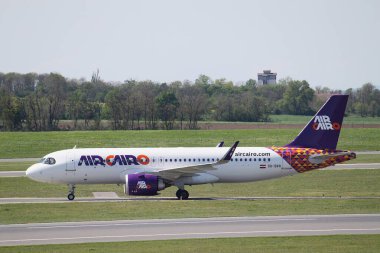 Schwechat, Aşağı Avusturya - 20 Nisan 2025: Air Cairo SU-BVO Airbus A320-251N güneşli bir günde Viyana Uluslararası havaalanına indikten sonra 16 numaralı pisti boşalttı.