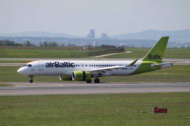 Schwechat, Aşağı Avusturya - 20 Nisan 2025: Air Baltic YL-ABI Airbus A220-300 gecikmeli ve Viyana Uluslararası Havaalanı 16 numaralı piste indikten sonra hız frenleri genişletildi.