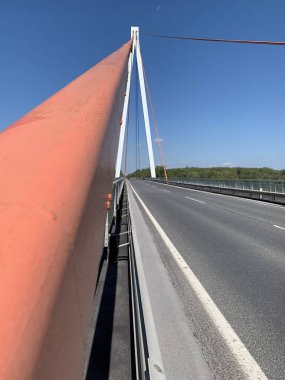 Hainburg, Bruck an der Leitha, Aşağı Avusturya - 20 Nisan 2025: Andreas Maurer Köprüsü 'nün mimari detayı, Tuna Nehri üzerinde çelik kirişli bir yol köprüsü. Bernstein Caddesi..