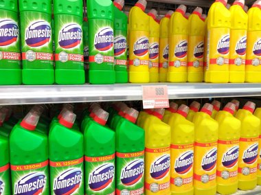 Sopron, Macaristan, 9 Ağustos 2024: Süpermarkette birkaç konteyner dolusu Domestos temizlik ve beyazlatıcı deterjan sergileniyor.