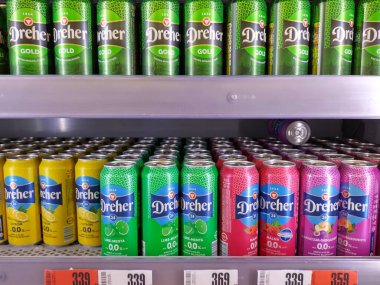 Sopron, Macaristan, 9 Ağustos 2024: Dreher şirketinin farklı türde bira kutuları bir süpermarkette raflarda sergileniyor. Dreher (Asahi 'ye ait) Macaristan' ın en eski bira fabrikalarından biridir.. 