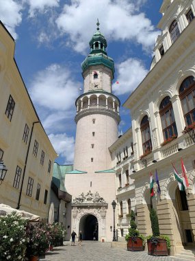 Sopron, Macaristan 9 Ağustos 2024: Ateş Kulesi (Macarca: Tuztorony) Sopron 'un ana sembolü. Roma temelleri, silindirik kısmı ortaçağ, balkon ve saat kulesi Rönesans, kubbe ise Barok..