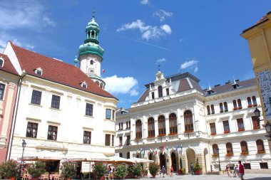 Sopron, Macaristan 9 Ağustos 2024: Ateş Kulesi (Macarca: Tuztorony) ve şehir merkezindeki belediye binası ile Ana Meydan (Foter). Güneşli yaz günü.