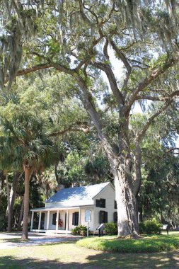 Bluffton, SC, ABD - 24 Eylül 2024: Özgür bırakılan Augustus Garvin ve Louisa Garvey tarafından 1868 'de inşa edilen tarihi Garvin-Garvey Evi' nin manzarası. Carolina Lowland argo mimarisi. Dikey