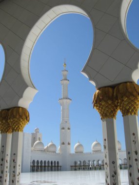 Abu Dabi, Birleşik Arap Emirlikleri - 24 Mayıs 2017 Şeyh Zayed Büyük Camii 'nin etkileyici avlusuna bakın. Mavi gökyüzü beyaz mermer ve altın dekorasyonla çelişiyor. Dikey.