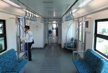Dubai, Birleşik Arap Emirlikleri - 2 Ekim 2012: Palm Jumeirah adasını anakaraya bağlayan Palm Monorail 'in iç kısmı. Görevli her zaman vagonda olacak..