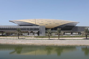 Dubai, Birleşik Arap Emirlikleri - 02 Ekim 2012: Emirliklerin AVM 'sine yansıyan palmiye ağaçları ile Emirliklerin Metro İstasyonunun Futuristik Alışveriş Merkezi. Hızlı ulaşım sistemi.