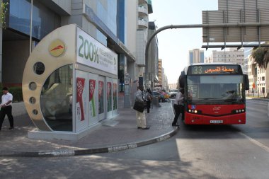 Dubai, Birleşik Arap Emirlikleri - 02 Ekim 2012: Klimalı otobüs durağı çöl sıcağında katlanılabilir bekleme olanağı sunuyor. Yolcular soğutucudan çıkıp Dubaibus 'a girsin..