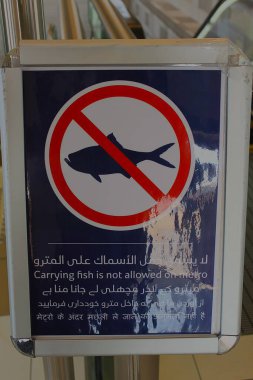 Dubai, Birleşik Arap Emirlikleri - 02 Ekim 2012: Dubai metrosunda yolculara hatırlatma: Balık taşımak İngilizce ve Arapça metroda yasaktır.