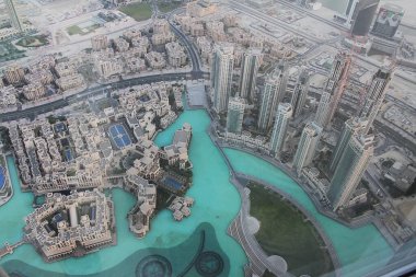 Dubai, Birleşik Arap Emirlikleri - 02 Ekim 2012: Renkli Burj Halife Gölü ve Dubai çeşmesine bakın.