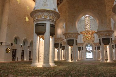Abu Dabi, Birleşik Arap Emirlikleri - 07 Ekim 2012: Şeyh Zayed Büyük Camii 'nin ana namaz salonu en büyük avizelerden birinin egemenliği altındadır. Değerli taşlar, mermer ve halı.