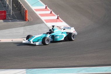 Abu Dhabi, Birleşik Arap Emirlikleri - 07 Ekim 2012: Yas Marina Pisti 'ndeki ünlü griwacke toplam yüzeyi olan yarış arabası. 