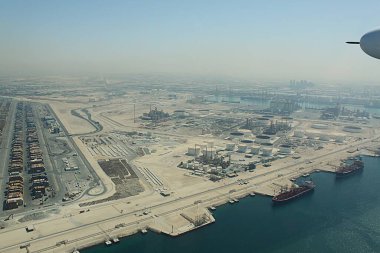 Dubai, Birleşik Arap Emirlikleri - 08 Ekim 2012: Fabrikaları, bitkileri, kapıları ve konteynır terminalleri olan Jebel Ali Limanı 'nın havadan görünüşü. Basra Körfezi veya Arap Körfezi.
