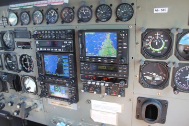 Dubai, Birleşik Arap Emirlikleri - 08 Ekim 2012: Analog, dijital göstergeler ve aletlerle Seawings tarafından işletilen Cessna 208 Karavan Amfibisinin kokpitine bakın.