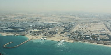 Dubai, Birleşik Arap Emirlikleri - 08 Ekim 2012: Jebel Ali Alüminyum fabrikasının havadan görünüşü. Basra Körfezi 'ne ya da Arap Körfezi' ne su tesisleri olan büyük bir sanayi tesisi..