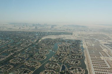 Dubai, Birleşik Arap Emirlikleri - 08 Ekim 2012: Tipik kümeleri ve Basra Körfezi veya Arap Körfezi kıyısındaki çevresindeki manzarasıyla Jumeirah Adaları 'nın konut geliştirme havadan görüşü.