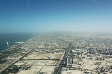 Dubai, Birleşik Arap Emirlikleri - 08 Ekim 2012: Şeyh Zayed Yolu ile Batı Dubai 'nin havadan görünüşü, kendine özgü Kayak Dubai salonu ve kıyı şeridi Burç al Arab ile Mall of the emirates. Arkaplanda Burj Halife.