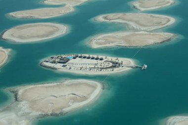 Dubai, Birleşik Arap Emirlikleri - 08 Ekim 2012: Dünya Adalarından biri olan Lübnan Adası 'nın havadan görünüşü, Basra Körfezi' nde bir dünya haritası şeklinde inşa edilmiş küçük yapay adaların bir takımadası..