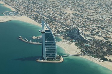 Dubai, Birleşik Arap Emirlikleri - 08 Ekim 2012: Yapay adadaki lüks otellerin havadan görünüşü Burç al Arab ve Basra Körfezi veya Arap Körfezi kıyısındaki Vahşi Wadi Su Parkı ile Jumeirah Beach Hotel.
