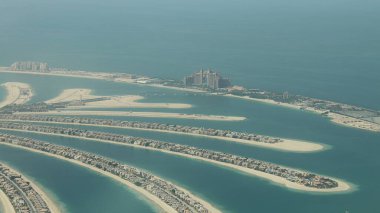 Dubai, Birleşik Arap Emirlikleri - 08 Ekim 2012: Palm Jumeirah adlı suni adaların havadan görünüşü ve lüks otel Atlantis ile Palm ve Palm Monorail. Basra Körfezi. 