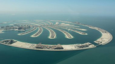 Dubai, Birleşik Arap Emirlikleri - 08 Ekim 2012: Palm Jumeirah adlı suni adaların havadan görünüşü ve lüks otel Atlantis ile Palm ve Palm Monorail. Basra Körfezi.