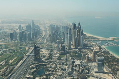 Dubai, Birleşik Arap Emirlikleri - 08 Ekim 2012: Gökdelenler ve Şeyh Zayed Yolu, Basra Körfezi veya Arap Körfezi kıyıları ile şehir merkezinin gökyüzü manzarası.