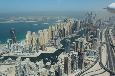 Dubai, Birleşik Arap Emirlikleri - 08 Ekim 2012: Gökdelenler ve Şeyh Zayed Yolu, Basra Körfezi ya da Arap Körfezi kıyıları ile şehir merkezindeki Dubai Marina 'nın gökyüzü manzarası. Palm Jumeirah.