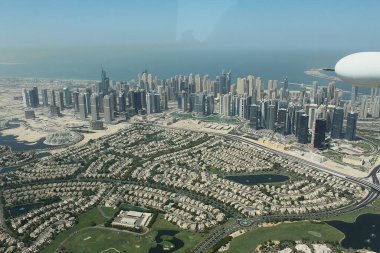 Dubai, Birleşik Arap Emirlikleri - 08 Ekim 2012: Montgomery Golf Sürüş Sahası, şehir merkezi, gökdelenler ve Şeyh Zayed Yolu, Basra Körfezi veya Arap Körfezi kıyıları.