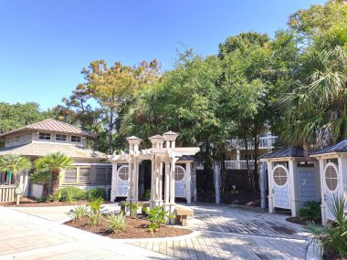 Hilton Head Adası, Güney Carolina, ABD 24 Eylül 2024 Coligny Sahili 'nde sık sık görülmektedir. Hilton Head Adası 'nın en popüler okyanus manzaralı parkı. Kilometrelerce güzel plaja erişim sağlar..