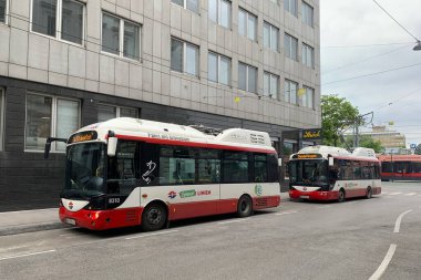 Viyana, Avusturya - 06 Mayıs 2025: Wiener Linien yenilenebilir kaynaklardan elektrik ile çalışan Green Electric şehir otobüslerini işletiyor. Duraklarda aracın çatısında genişletilebilir pantograf ile şarj edildi.
