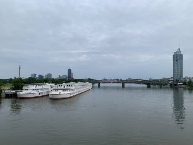 Viyana, Avusturya - Mayıs 06, 2025: Tuna Kulesi ile Tuna Nehri 'nde panoramik manzara, Donau City' nin ufuk çizgisi, iki gövdesi, Nordbahnbruecke ve Millennium Kulesi olan bir devlet okulu.