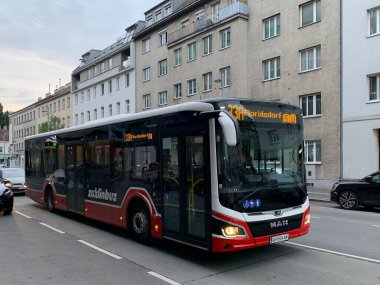 Viyana, Avusturya - 06 Mayıs 2025: MAN Lion 's City verimli hibrid otobüs hattı 33A Wiener Linien adına Wiener Linien tarafından işletilmektedir. Arkadaş canlısı sürücü feragat ediyor.