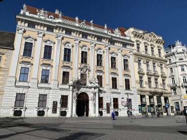 Viyana, Avusturya - 27 Nisan 2025: Güzel barok sarayı Palais Kinsky, bir zamanlar soylu bir konuttu, bugünlerde müzayedelerin, resepsiyonların yapıldığı bir yer ve dükkanlar ve bir restoran..