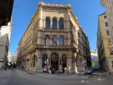 Viyana, Avusturya - 27 Nisan 2025: Palais Ferstel Sarayı Cephesi, bir zamanlar Avusturya Ulusal ve daha sonra Avusturya-Macaristan Bankası. Meşhur Cafe Central Kafe, Floransa Rönesans mimarisi.
