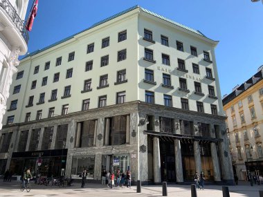 Viyana, Avusturya - 27 Nisan 2025: Viyana modernizm tarzında Michaelerplatz 'da Looshaus adlı ünlü ticari ve meskun bina. Raiffeisenbank ve kuyumcu Schullin.