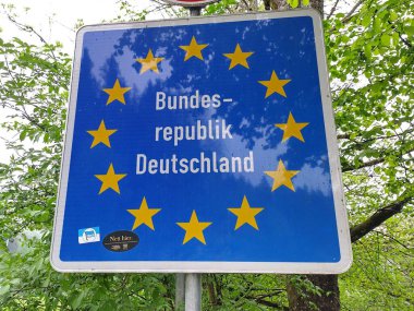 Wildbichl, Tyrol, Avusturya - 4 Mayıs 2025: Avusturya ve Almanya arasındaki ulusal sınır. Avrupa Birliği 'nin yıldız çemberinde Almanya Federal Cumhuriyeti' nin bölgesini gösteren imza