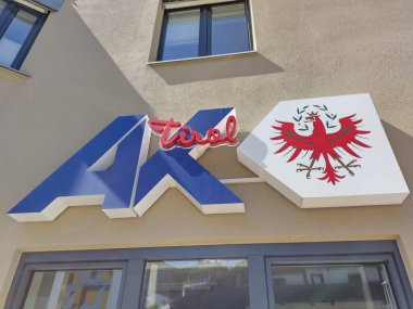 Telfs, Tyrol, Avusturya 1 Mayıs 2025: Arbeiterkammer Telfs (Almanca: Arbeiterkammer) imzası. Çalışma Odası, tyrolean çalışanlarının ve tüketicilerinin çıkarlarını temsil etmektedir..